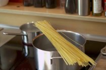 Paquete de pasta de espaguetis - foto de stock