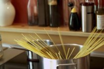 Сырая спагетти-паста в кастрюле — стоковое фото