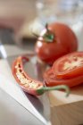 Tomates et moitié de piment — Photo de stock