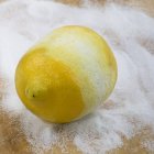 Limón pelado sobre azúcar - foto de stock