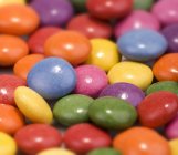 Vista de cerca de granos de chocolate de color - foto de stock
