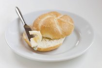 Rolo de pão com manteiga — Fotografia de Stock