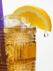 Rum-Drink mit Eiswürfeln — Stockfoto