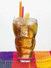 Bebida de rum com cubos de gelo — Fotografia de Stock