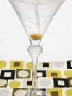 Martini con grande oliva — Foto stock
