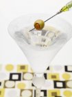 Martini avec olive sur bâton de cocktail — Photo de stock