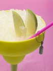 Frozen Margarita with lime wedges — Stock Photo