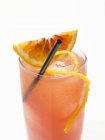 Vista close-up de bebida laranja de sangue com cubos de gelo — Fotografia de Stock