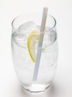 Vaso de agua con hielo - foto de stock