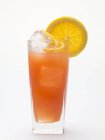 Vista close-up de bebida laranja de sangue com cubos de gelo — Fotografia de Stock
