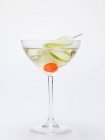 Getränk mit Cocktail Kirsche und Limette — Stockfoto