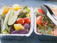 Légumes dans des plats en aluminium, prêts à être grillés — Photo de stock