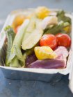 Légumes dans un plat en aluminium, prêts à être grillés — Photo de stock