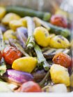Verduras grelhadas coloridas em assadeira — Fotografia de Stock