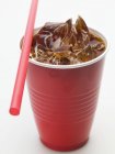 Cola mit Eiswürfeln im Becher — Stockfoto