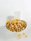 Cucharada de granos de maíz - foto de stock