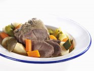 Gekochtes Rindfleisch in Scheiben geschnitten mit Suppengemüse — Stockfoto