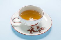Чай в азиатском кубке и блюдце — стоковое фото