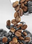 Grãos de café que caem de colher — Fotografia de Stock