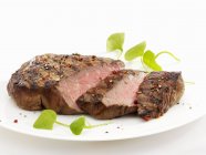 Жареный говяжий стейк — стоковое фото