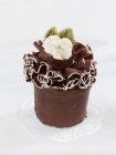 Primo piano vista di torta fantasia cioccolato sulla superficie bianca — Foto stock