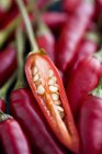 Chillies tailandeses vermelhos com metade — Fotografia de Stock