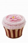 Cupcake com cobertura rosa — Fotografia de Stock