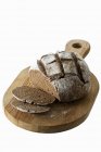Темный ржаной хлеб — стоковое фото