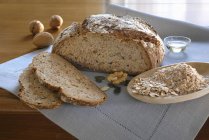 Целый ореховый хлеб — стоковое фото