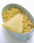 Verschiedene Arten roher Pasta — Stockfoto