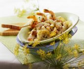 Concombre cuit avec brochette de crevettes sur des assiettes — Photo de stock