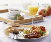 Натюрморт с завтраком из бекона, яичницы и сосисок — стоковое фото