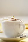 Xícara de cappuccino com caramelo — Fotografia de Stock