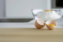 Broken сире яйце — стокове фото