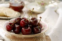 Piatto di ciliegie fresche — Foto stock
