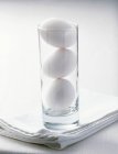 Білий курячі яйця — стокове фото