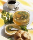 Lemon balm jelly with kiwi fruit — Stock Photo