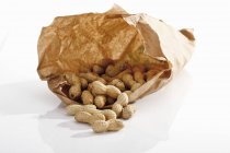 Cacahuetes en bolsa de papel - foto de stock