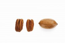 Shelled and unshelled pecans — Stock Photo