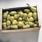 Ящик из свежих собранных груш — стоковое фото