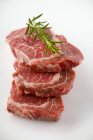 Carne fresca cruda con rosmarino — Foto stock
