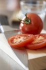 Tomate fraîche avec tranches — Photo de stock