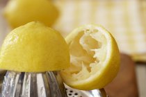 Mitades de limón exprimido - foto de stock