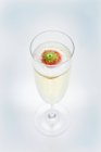 Copa de vino espumoso con fresa - foto de stock