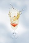 Glass of sparkling wine with strawberry — Stock Photo