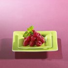 Ripe raspberries with leaves — Stock Photo