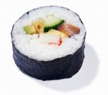 Sushi Maki su superficie bianca — Foto stock