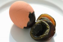 Primo piano vista di uovo del secolo cinese su piatto bianco — Foto stock