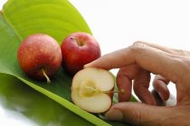 Рука торкається дитячих яблук — стокове фото