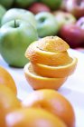 Свіжі яблука і скибочки апельсина — стокове фото